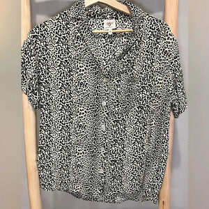 ✨Self Esteem button up shirt size M cream/black animal print short sleeve pocket